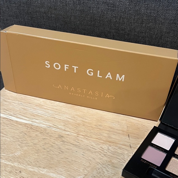 *Anastasia Beverly Hills Soft Glam Palette - Eye Shadow - Picture 3 of 8